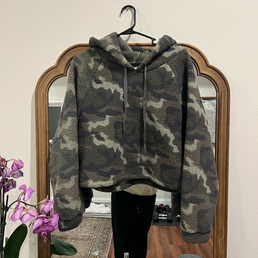 Cropped camouflage hoodie
